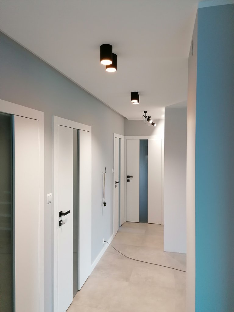 białe drzwi w korytarzu