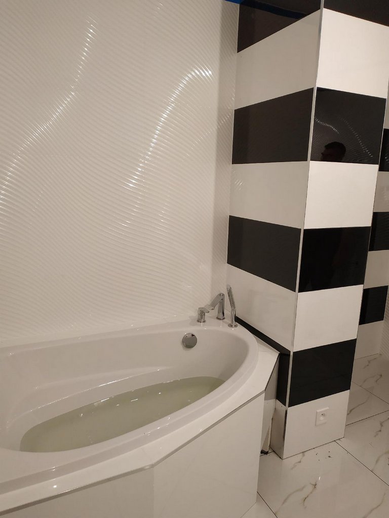 Czarne i białe płytki w łazience