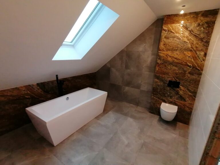 Wanna wolnostojąca w łazience na poddaszu